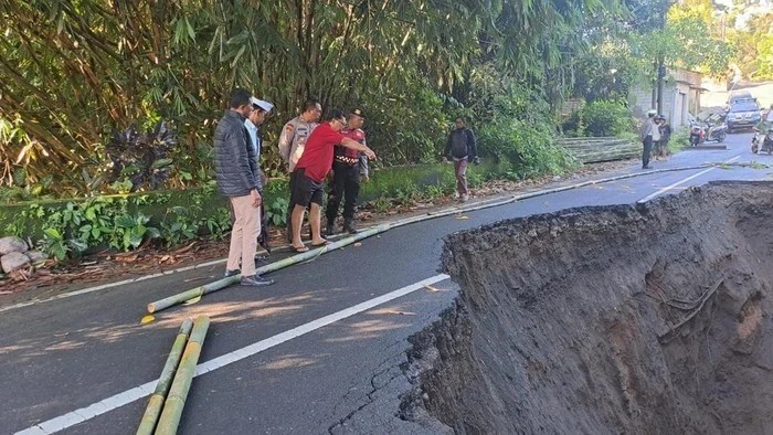 Road Collapse Near Ubud Disrupts Key Tourist Route!