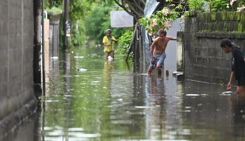 Sanur Swamped: Heavy Rains Bring Flooding to Another Bali Hotspot!