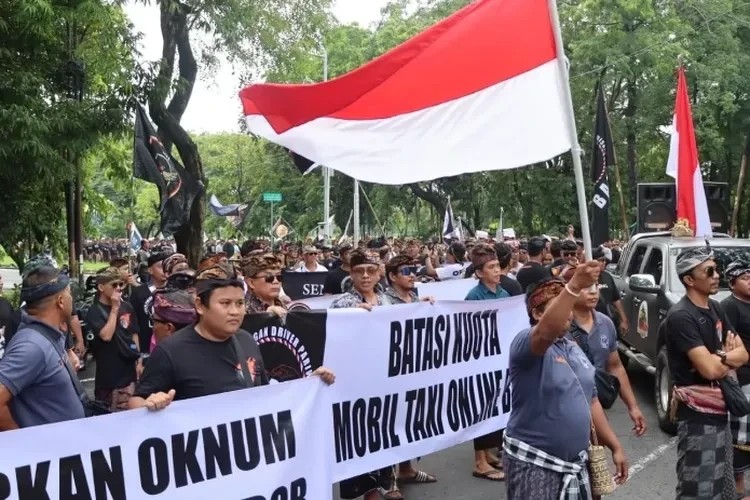 Balinese Taxi Drivers Revolt Against GoJek and Grab in Protest!