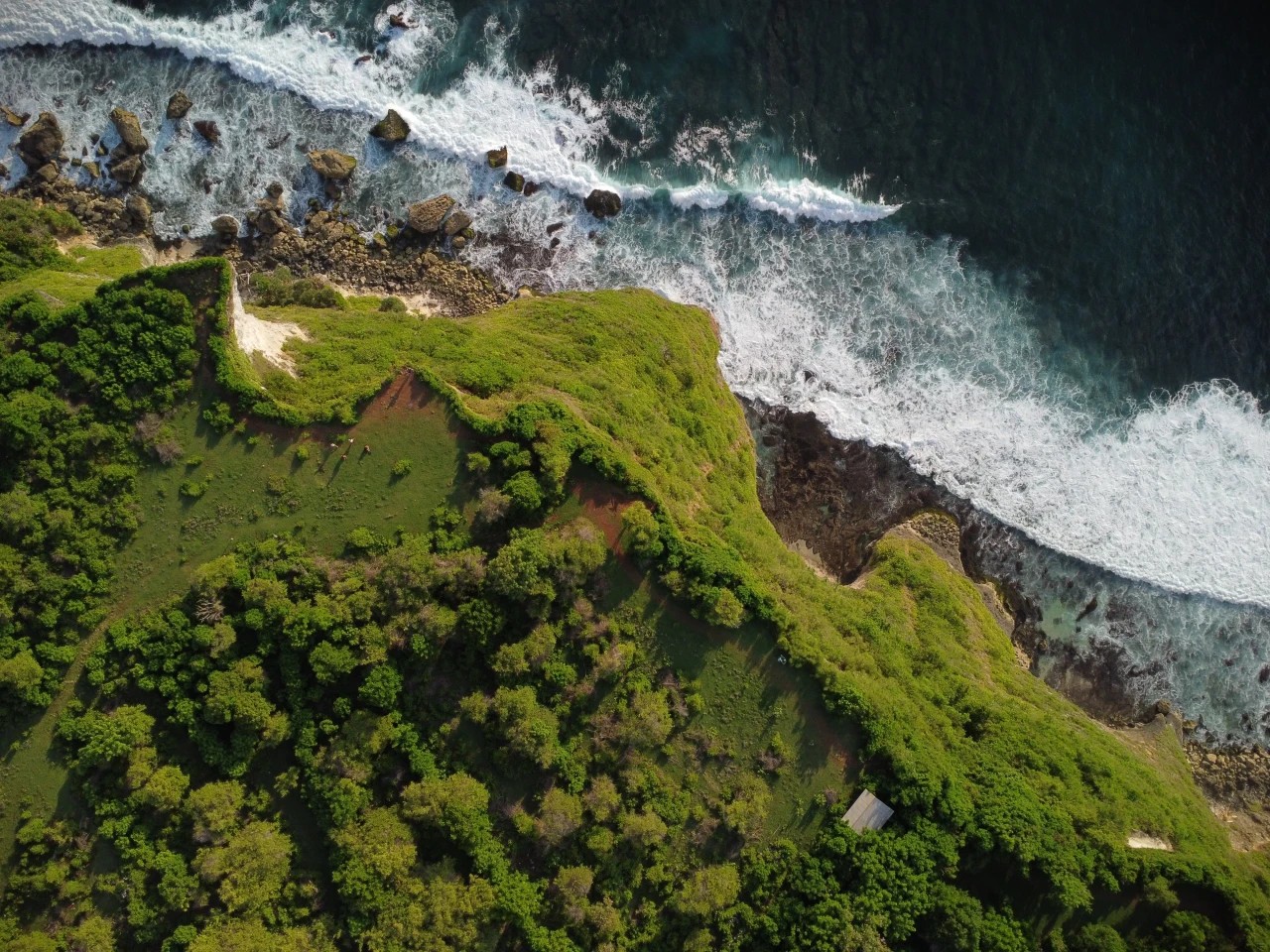 Cliff Collapse Near Uluwatu Lighthouse Sparks Debate on Social Media