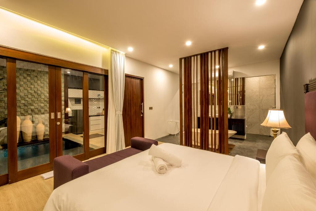 Hotel villa-hotel, 5 units, investment Seminyak 500m²