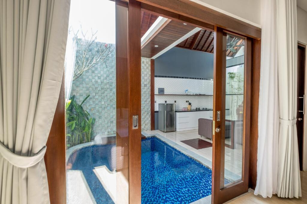 Hotel villa-hotel, 5 units, investment Seminyak 500m²