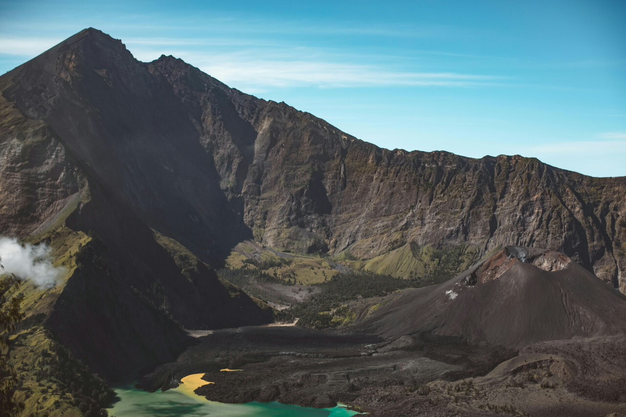 Rinjani Reopens with a Rush: 700 Hikers Flock to the Summit