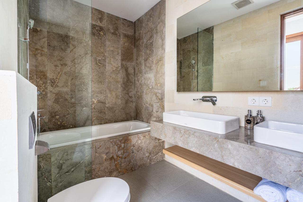 Villa premium-class retreat 5 minutes from the ocean Cemagi 251m² 3  bedrooms