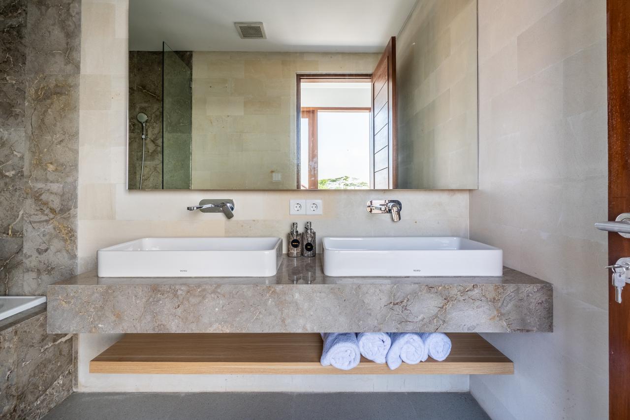Villa premium-class retreat 5 minutes from the ocean Cemagi 251m² 3  bedrooms