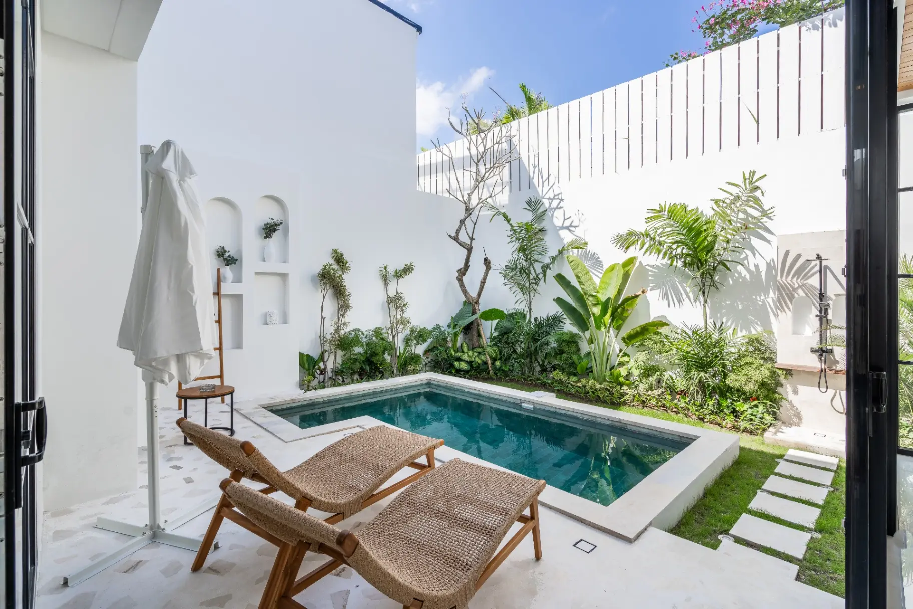 Villa cozy and stylish with a private pool and garden Kerobokan