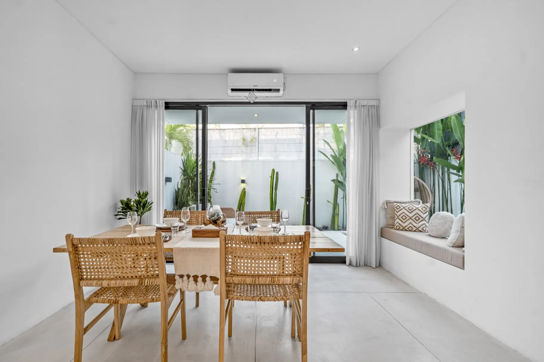 Villa with a pool and a balcony — great location Kerobokan