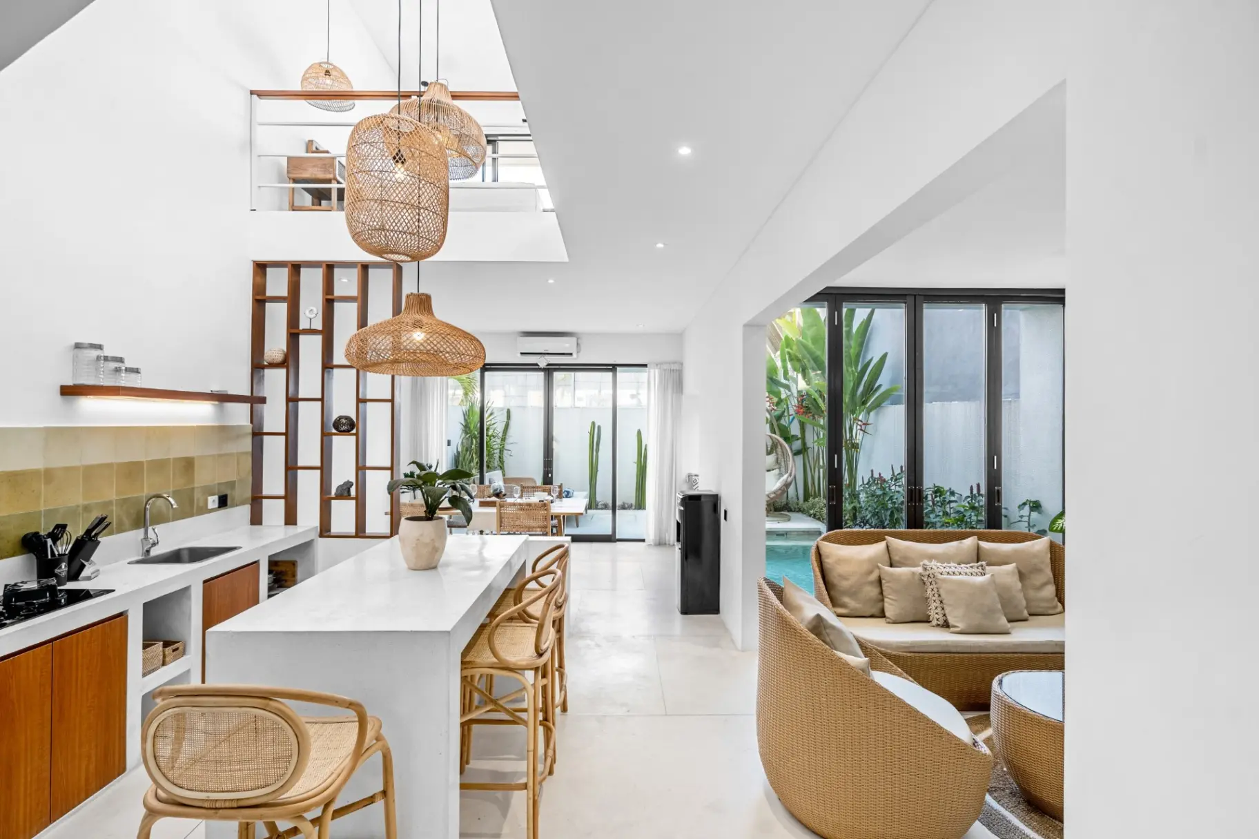 Villa with a pool and a balcony — great location Kerobokan