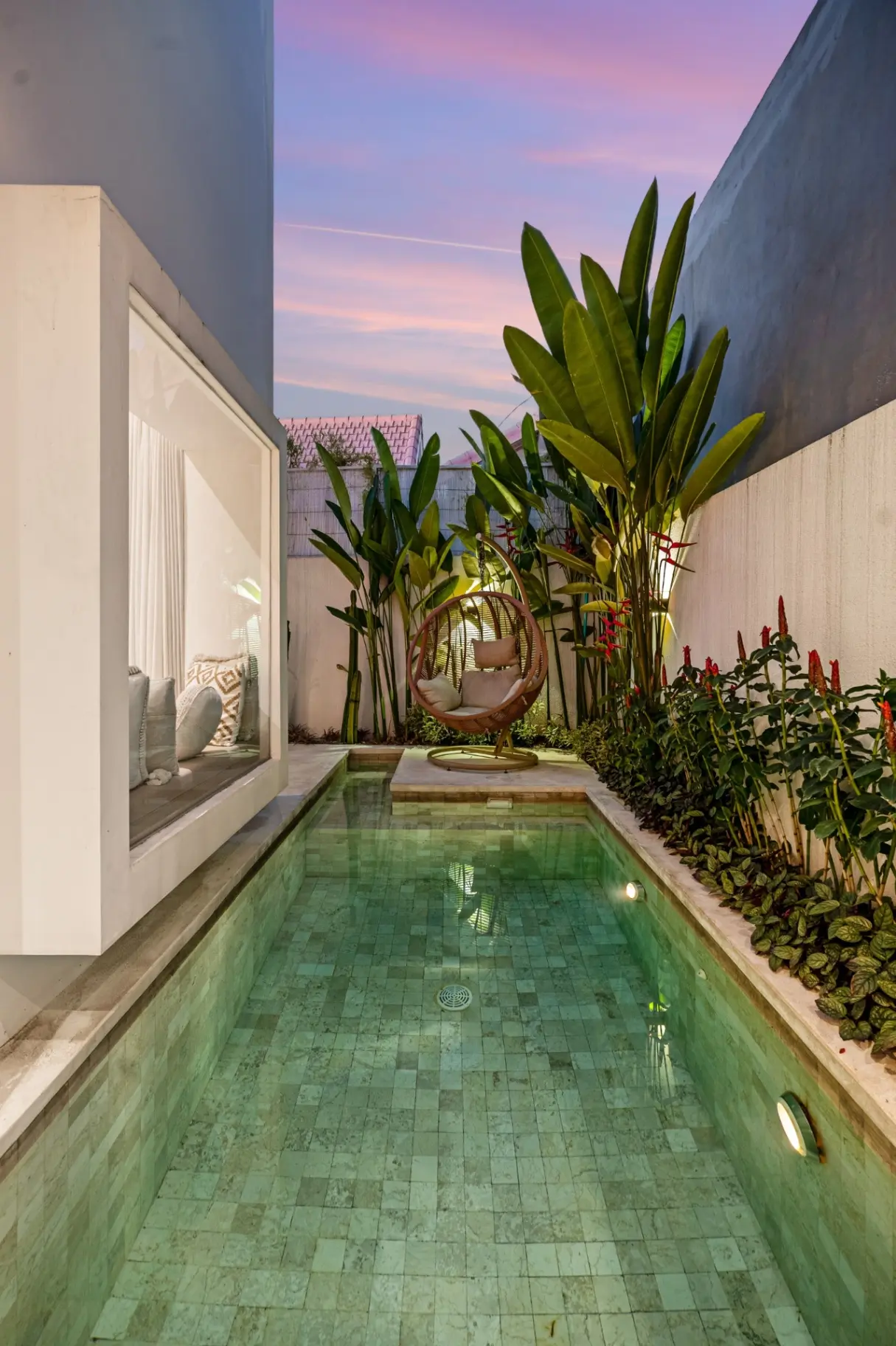 Villa with a pool and a balcony — great location Kerobokan