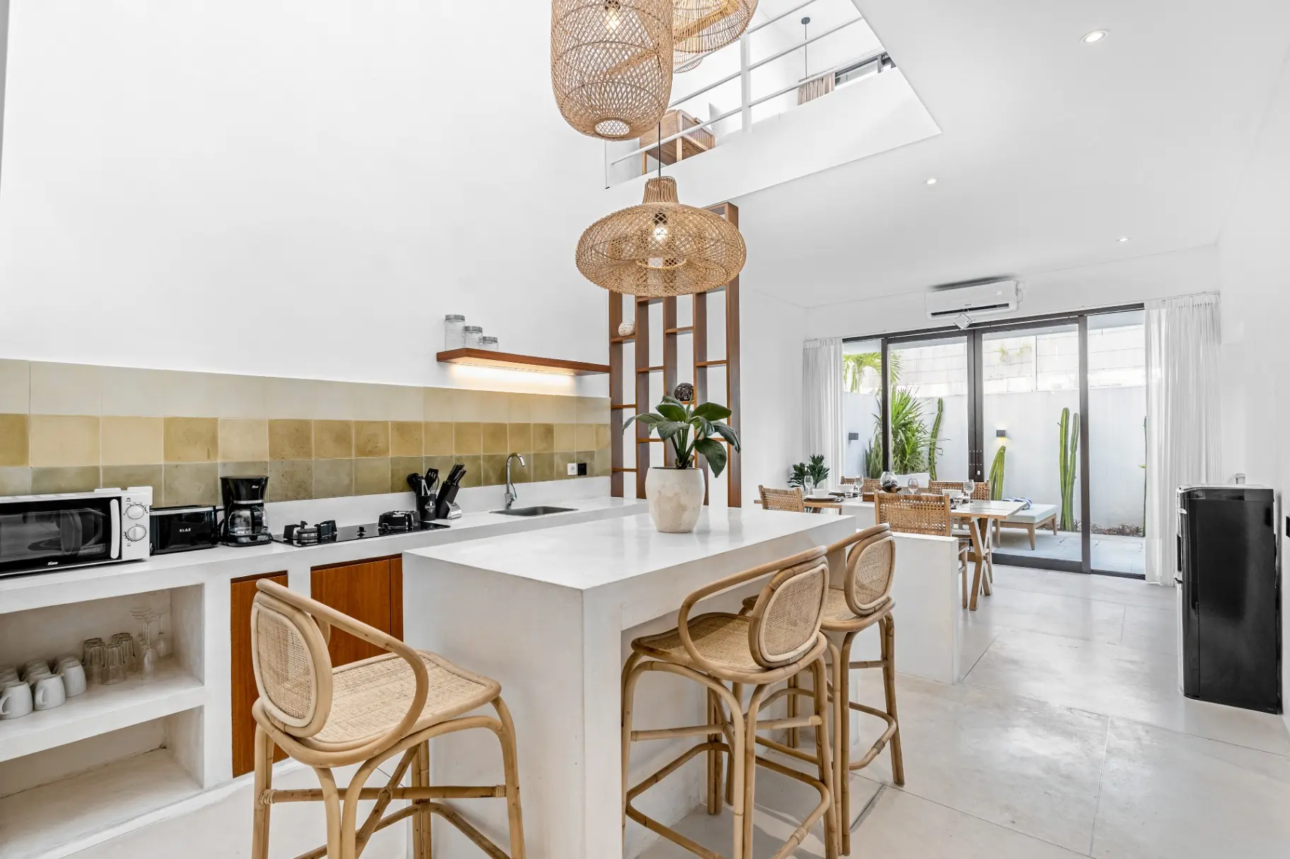 Villa with a pool and a balcony — great location Kerobokan