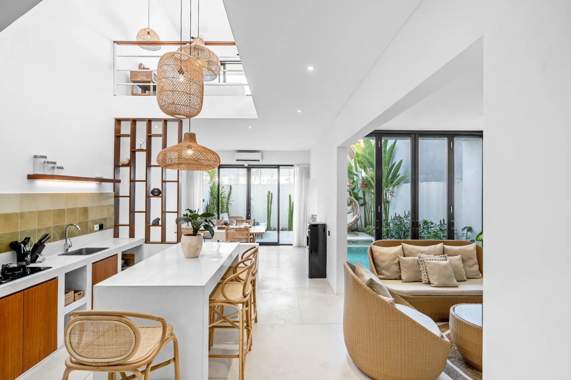 Villa with a pool and a balcony — great location Kerobokan