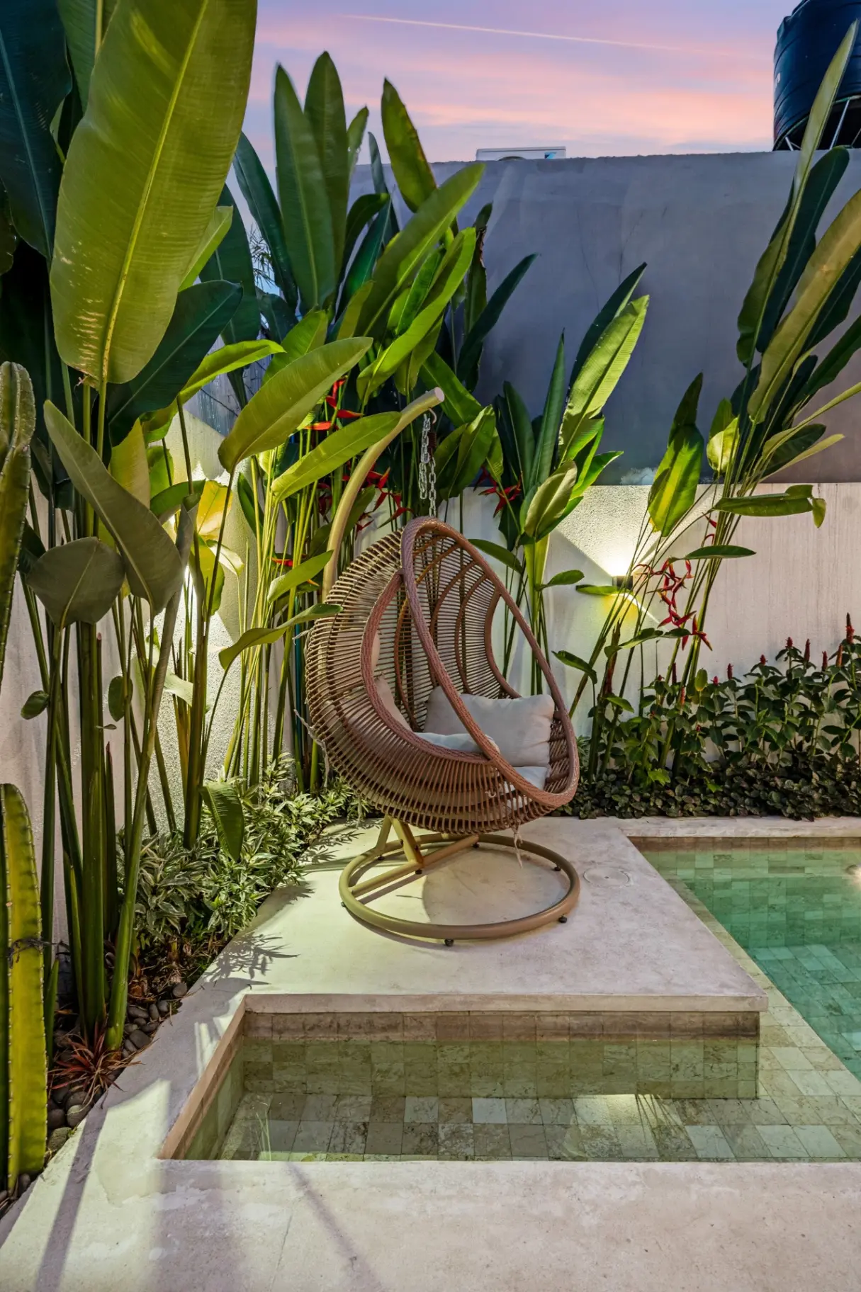 Villa with a pool and a balcony — great location Kerobokan