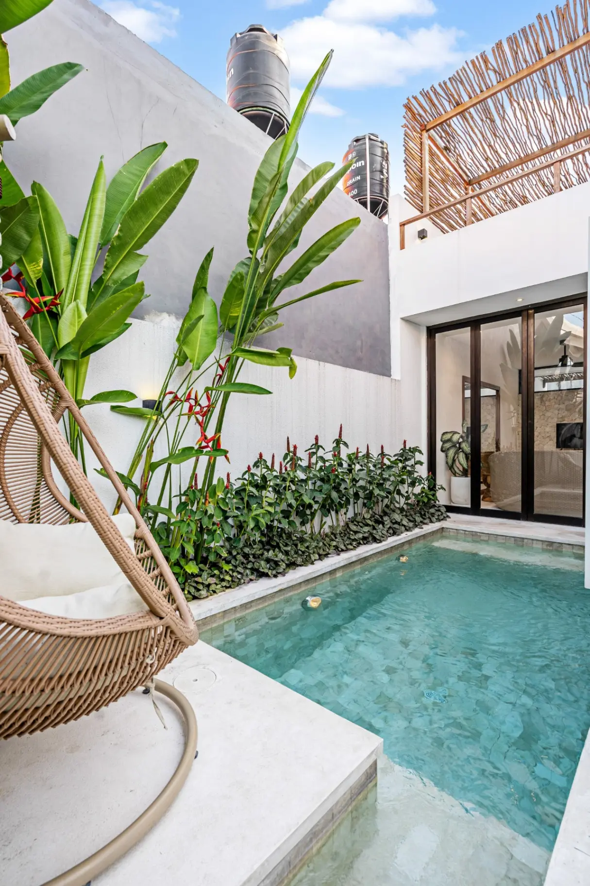 Villa with a pool and a balcony — great location Kerobokan