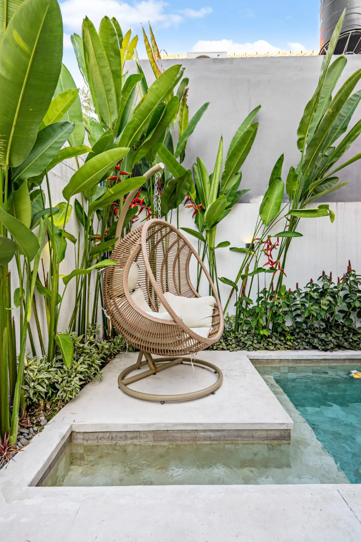 Villa with a pool and a balcony — great location Kerobokan