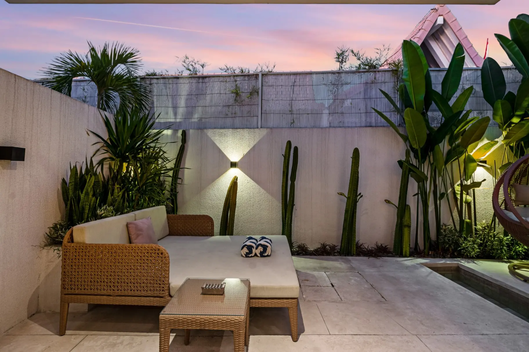Villa with a pool and a balcony — great location Kerobokan