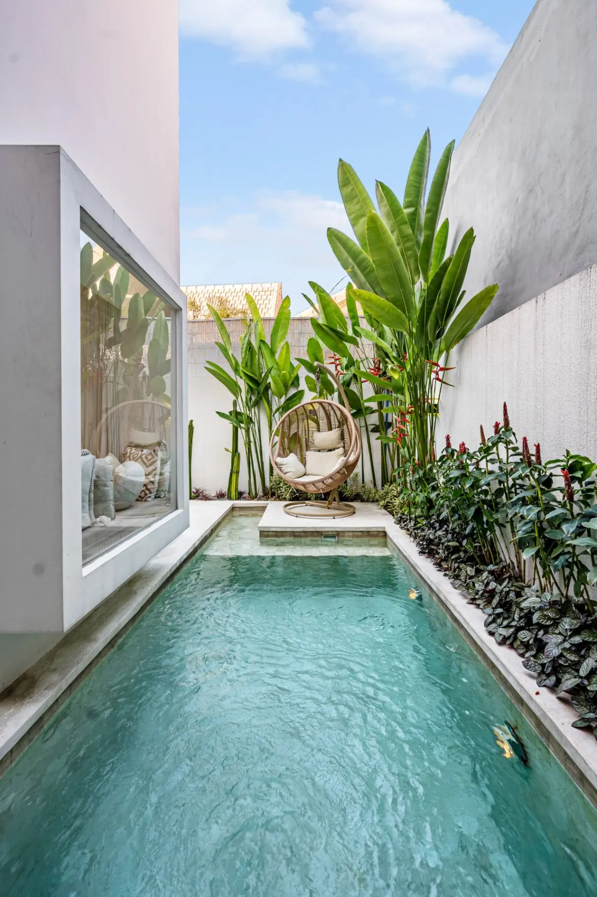 Villa with a pool and a balcony — great location Kerobokan