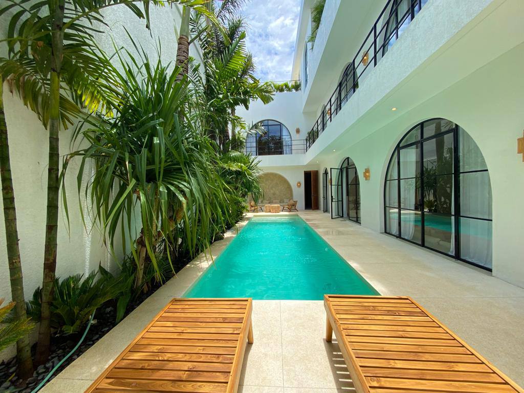 Villa 6-bedroom in Kerobokan