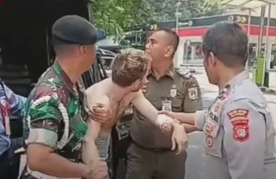 Naked Foreigner Runs Through Central Jakarta Square