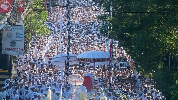 Thousands Unite in Spiritual March to Uluwatu