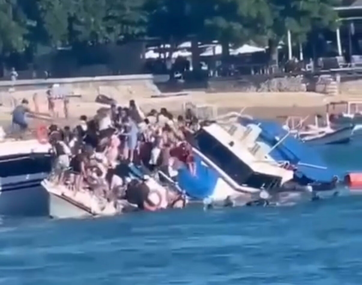 Speedboat Sinks Near Nusa Lembongan Amid Rough Waves