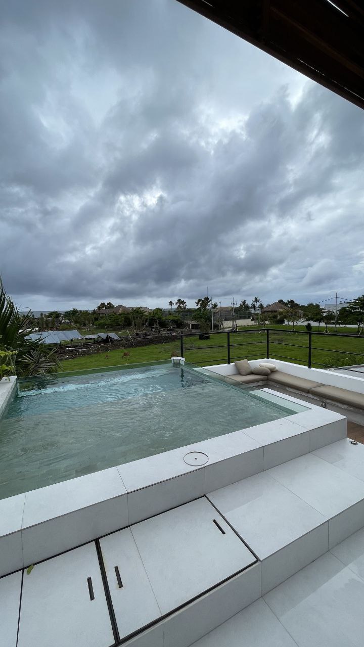 Villa with an ocean view and a rooftop pool Pererenan 310m²