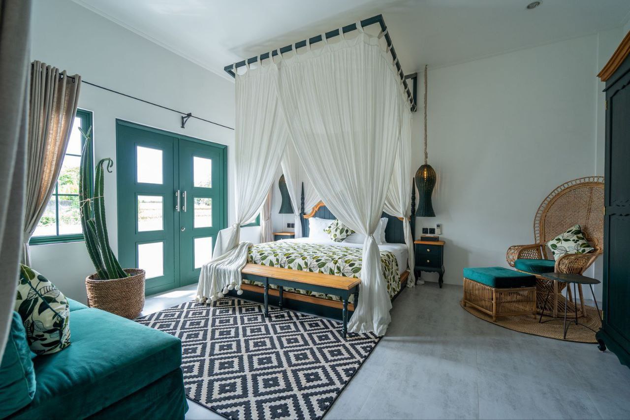 Villa with a spacious emerald pool Tibubeneng 307m²