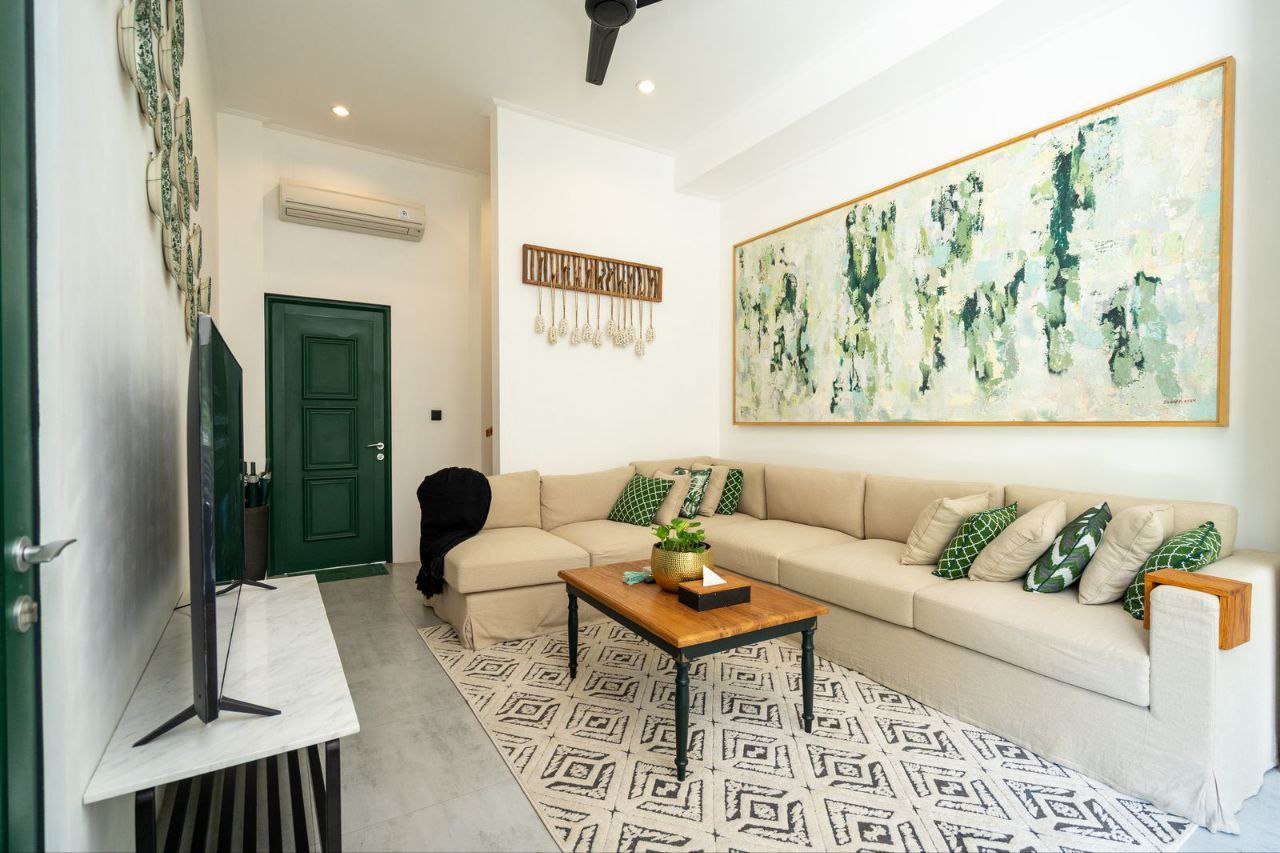 Villa with a spacious emerald pool Tibubeneng 307m²