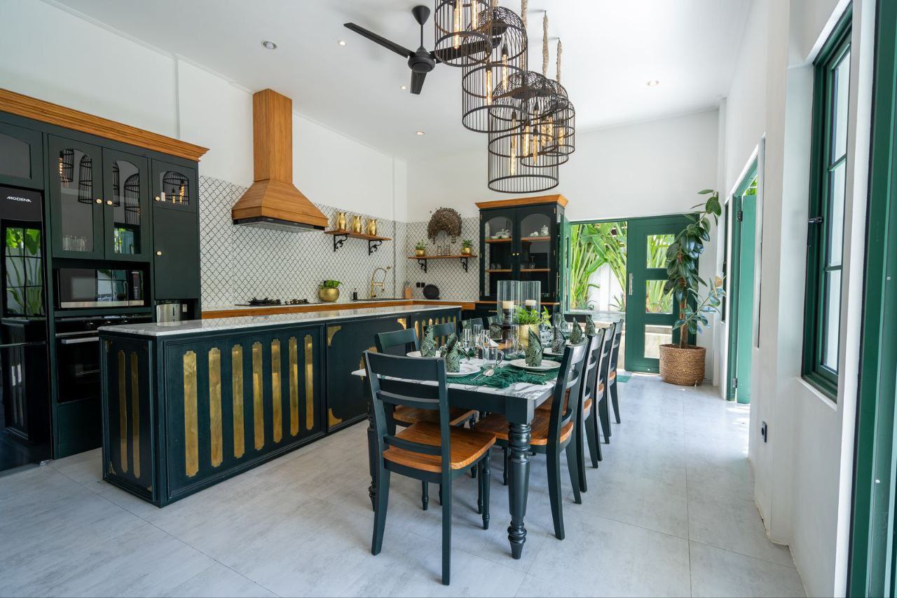 Villa with a spacious emerald pool Tibubeneng 307m²