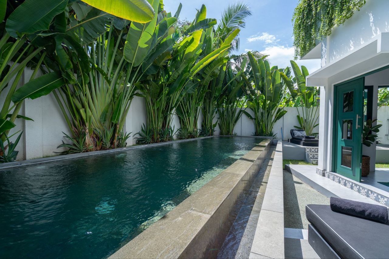 Villa with a spacious emerald pool Tibubeneng 307m²