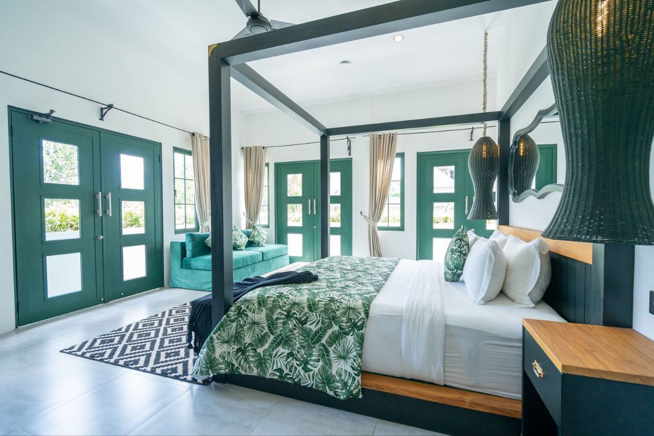 Villa with a spacious emerald pool Tibubeneng 307m²