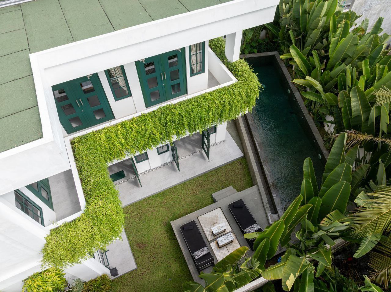 Villa with a spacious emerald pool Tibubeneng 307m²
