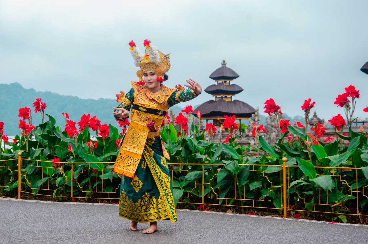 Summer in Bedugul: Gebogan Parade & Kecak at Ulun Danu Temple