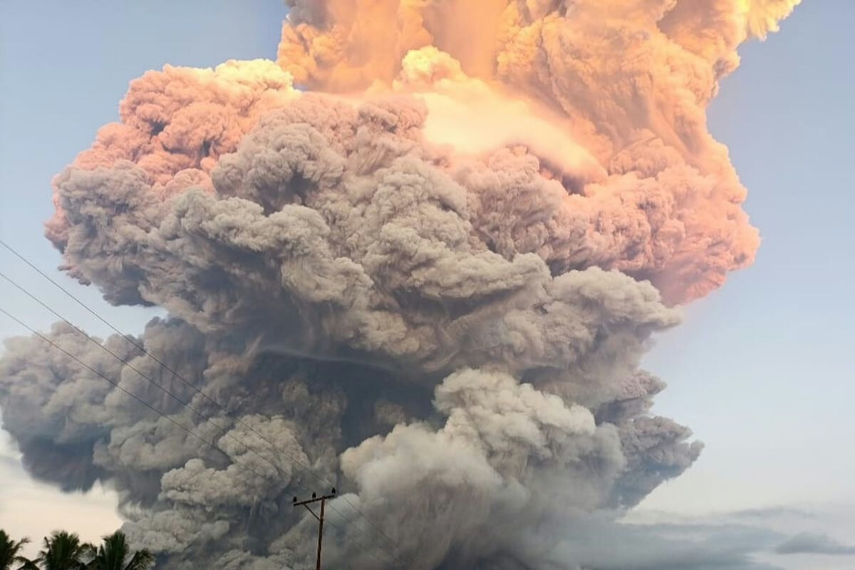 Flights to Bali Resume After Flores Volcano Eruption