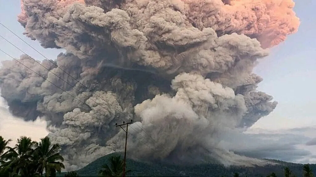 Volcanic Eruption Disrupts Bali Flights, Hundreds Stranded