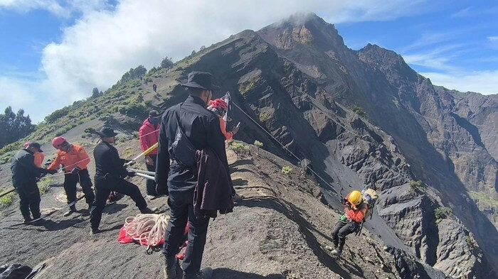Price of Delay: Tourist Dies on Rinjani Volcano