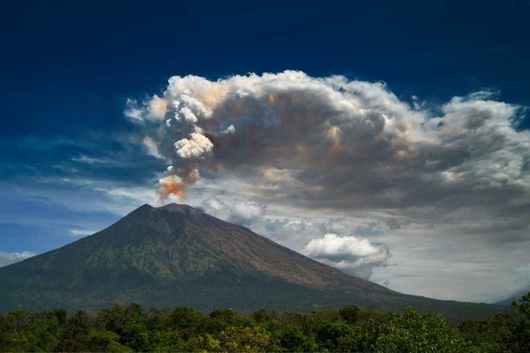 Mount Agung may erupt: authorities urge tourists not to approach the crater