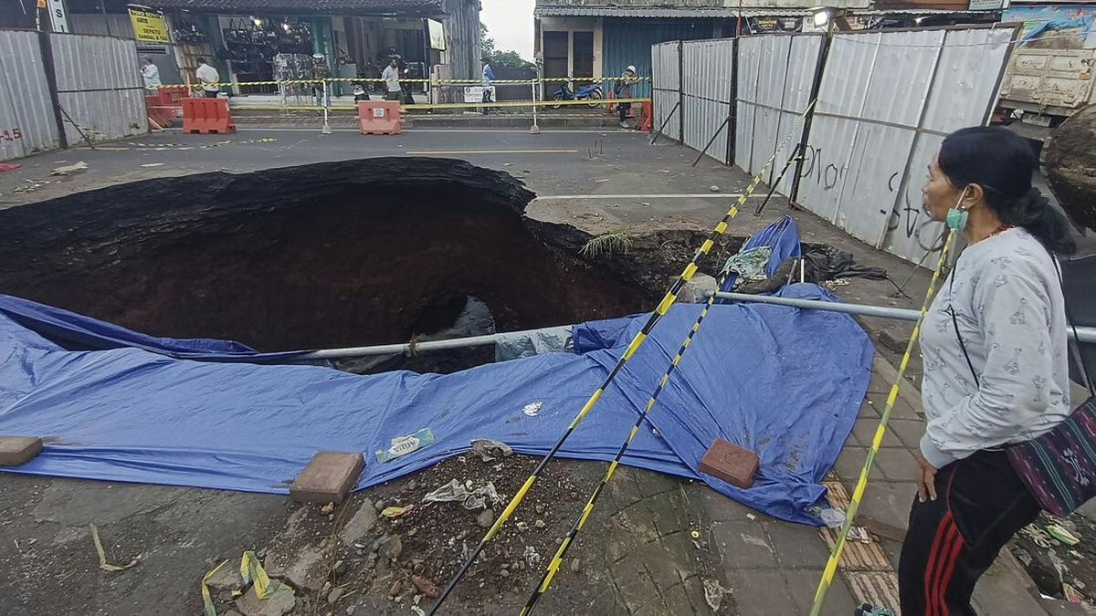 Collapse on Gilimanuk Route, Truck Access Blocked