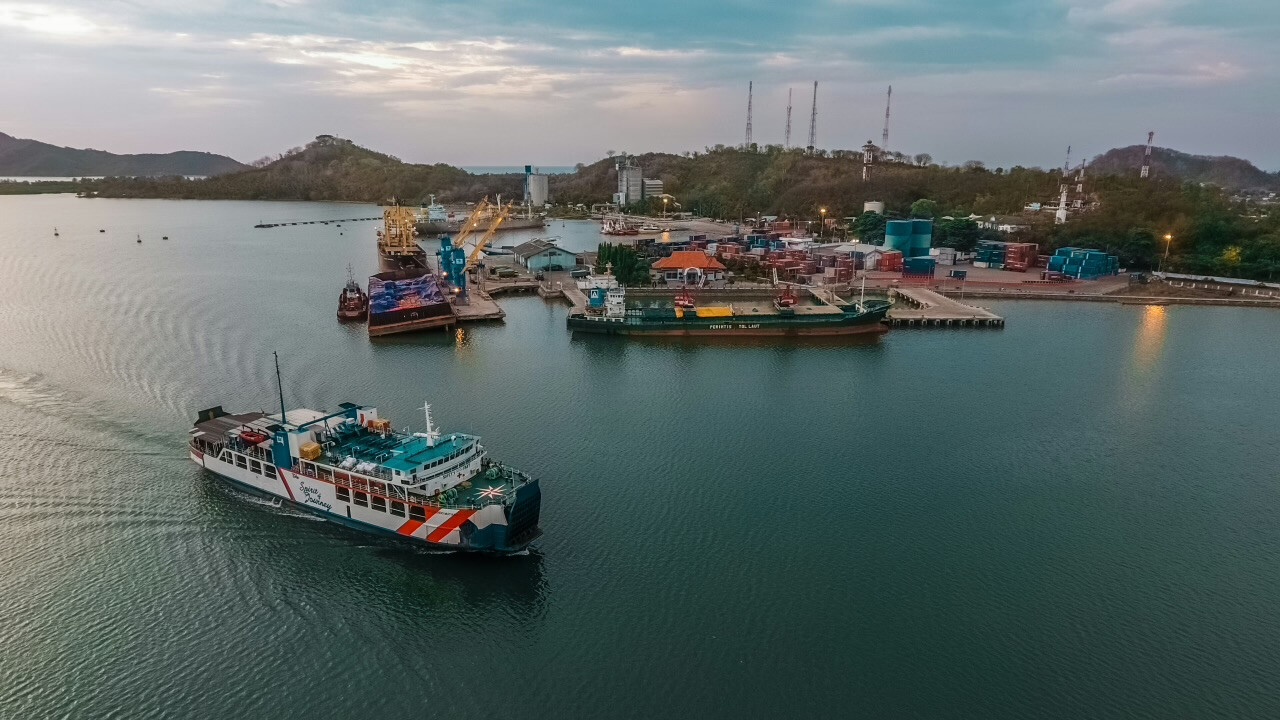Storm Halts Fast Boats in Lombok Strait, Ferries Overloaded