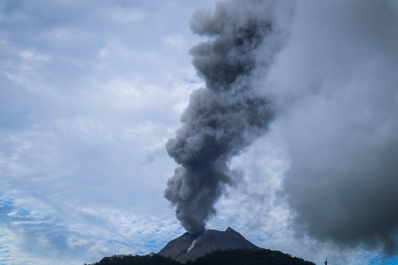 Lewotobi Volcano Eruption Disrupts Flights in Bali