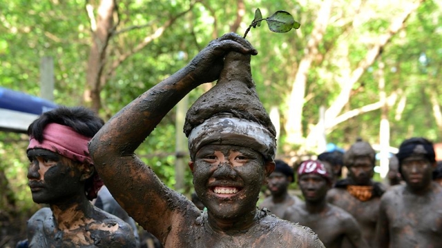 Mebug-bugan - cleansing with mud in the New Year