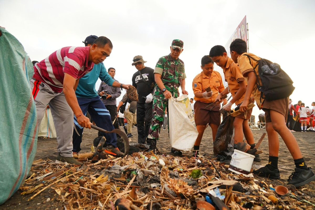 Military Conducts Major Beach Cleanup in Bali