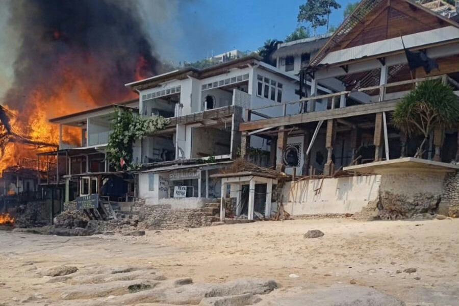 Fire at Bingin: Illegal Villas and Eateries Burned in Demolition