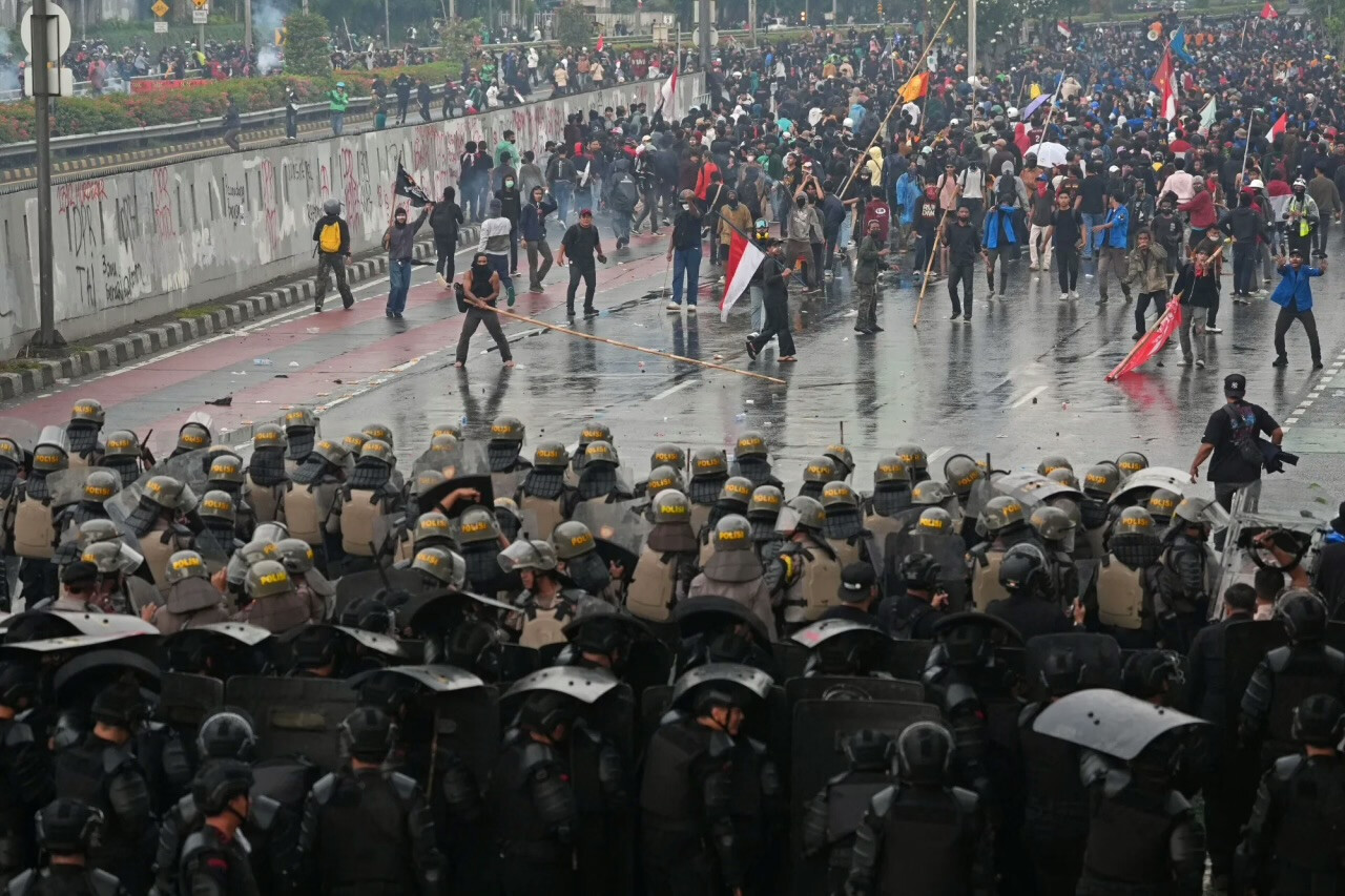 Wave of Anger: Jakarta Protests Over Perks and Tragedy