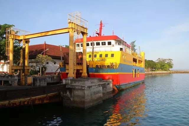 How to get to Nusa Penida island by ferry or fastboat?
