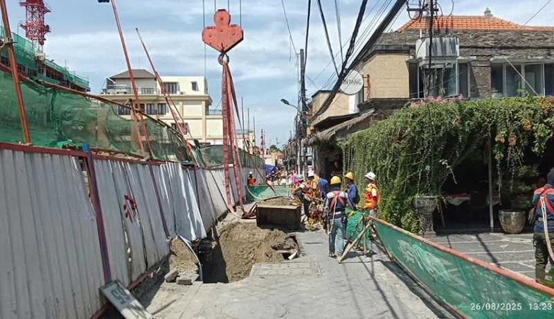 Road Collapse on Kuta’s Poppies I Street Injures Worker