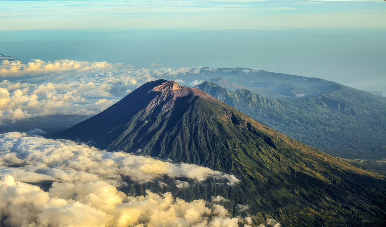 Sacred Mount Agung Shuts to Hikers: No Access Nov 2–16