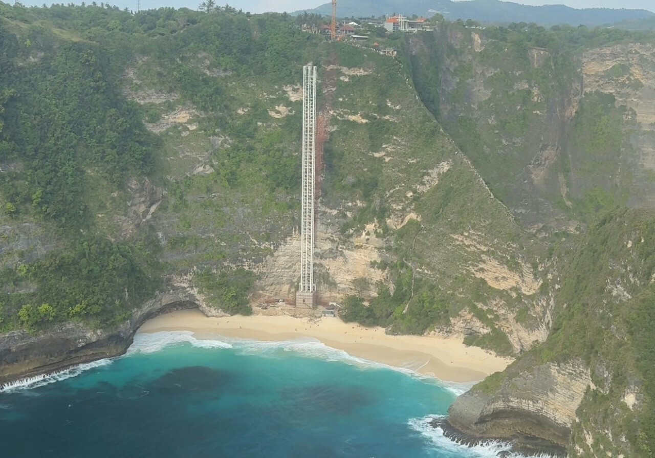 Glass Elevator on Nusa Penida Under Fire Over Permits