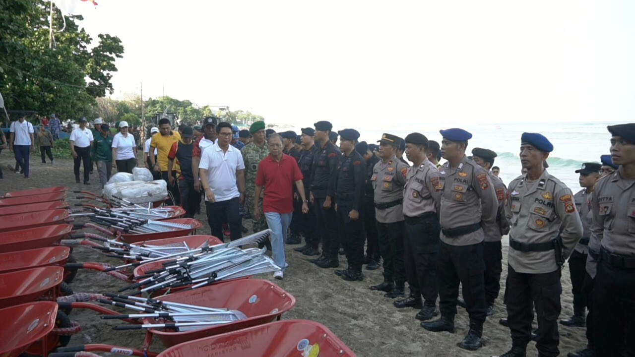 Koster Blames Java for Bali’s Beach Waste Problem