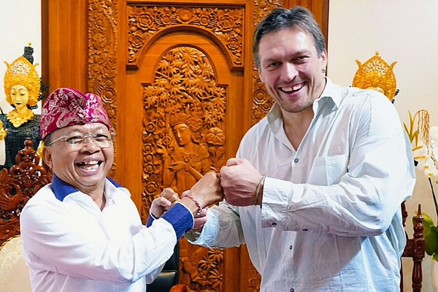 Usyk in Bali: A Cultural Stop and a Meeting with Wayne Koster