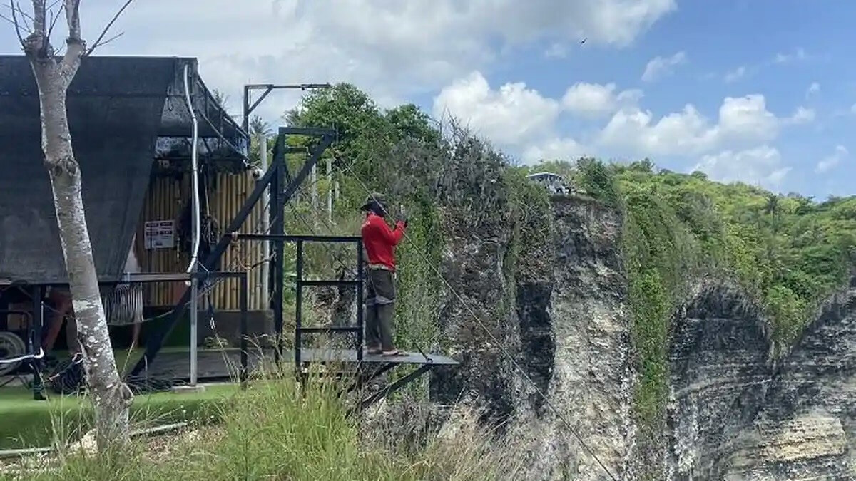 Authorities Target Illegal Builds on Nusa Penida